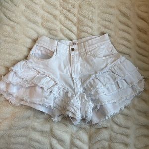 White ruffle boutique denim shorts!!💐